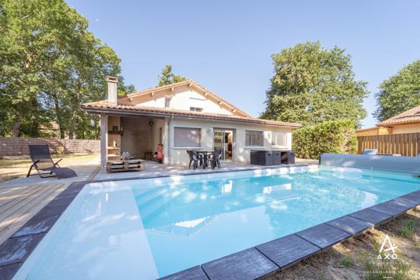 Maison familiale avec piscine, terrasse bois et beaux volumes à Saint-Pierre-du-Mont