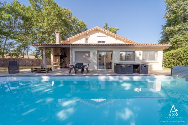 Maison familiale avec piscine, terrasse bois et beaux volumes à Saint-Pierre-du-Mont