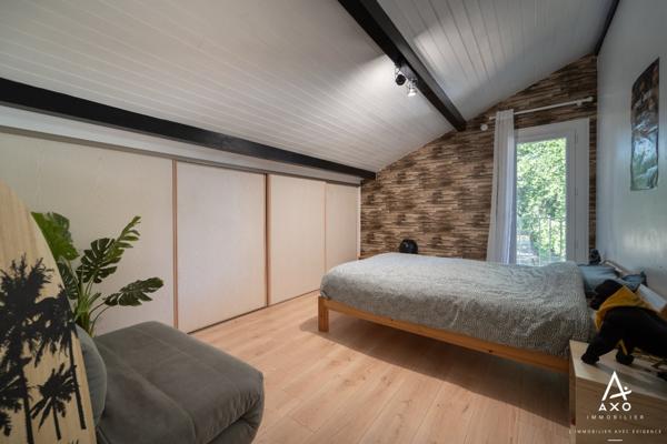 Maison familiale avec piscine, terrasse bois et beaux volumes à Saint-Pierre-du-Mont