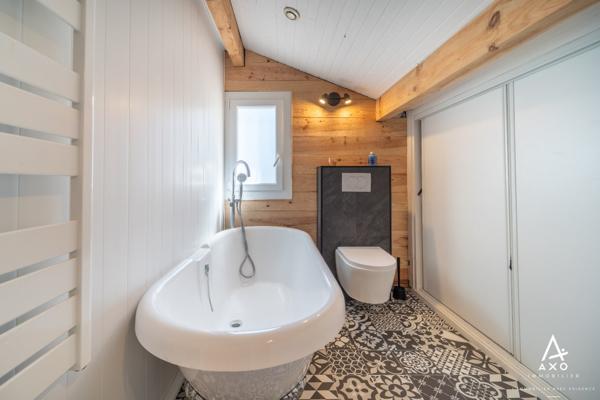 Maison familiale avec piscine, terrasse bois et beaux volumes à Saint-Pierre-du-Mont