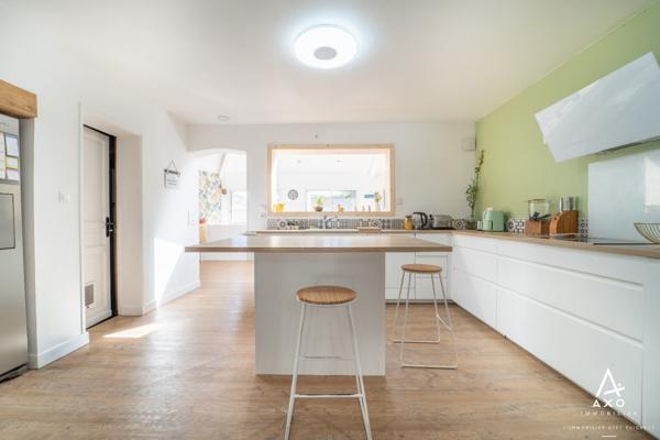 Maison familiale avec piscine, terrasse bois et beaux volumes à Saint-Pierre-du-Mont