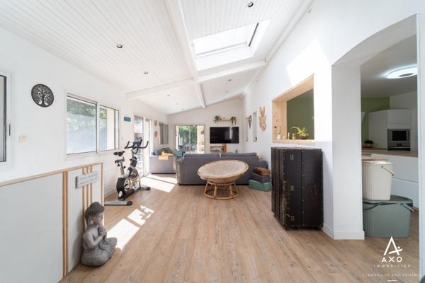 Maison familiale avec piscine, terrasse bois et beaux volumes à Saint-Pierre-du-Mont