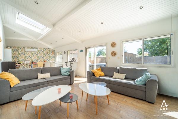 Maison familiale avec piscine, terrasse bois et beaux volumes à Saint-Pierre-du-Mont