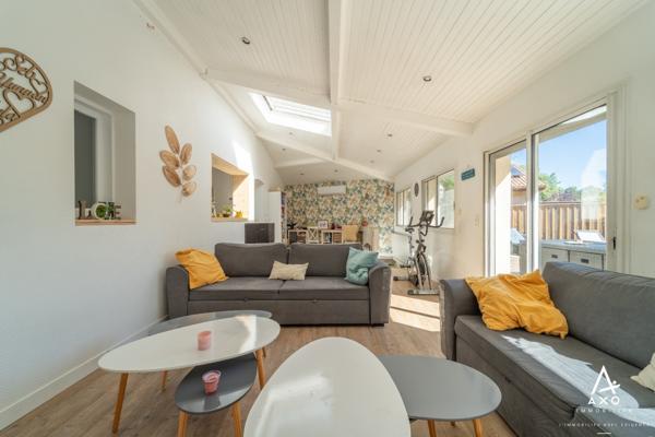 Maison familiale avec piscine, terrasse bois et beaux volumes à Saint-Pierre-du-Mont