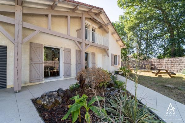 Maison familiale avec piscine, terrasse bois et beaux volumes à Saint-Pierre-du-Mont