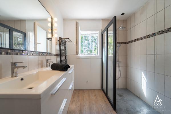 Maison familiale avec piscine, terrasse bois et beaux volumes à Saint-Pierre-du-Mont