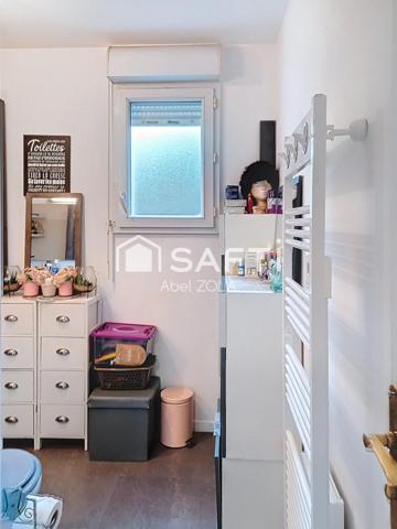 Bel appartement de 2 pièces avec une chambre, une cuisine,une salle de bains, un WC et un balcon et un box.