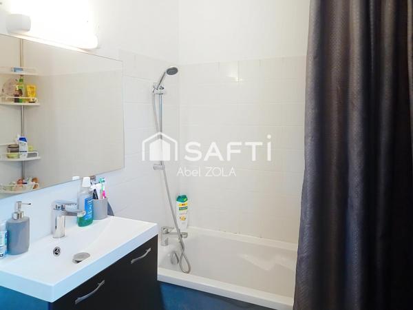 Bel appartement de 2 pièces avec une chambre, une cuisine,une salle de bains, un WC et un balcon et un box.