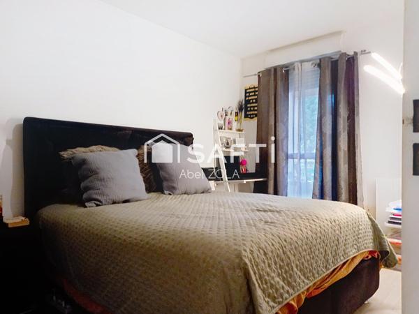 Bel appartement de 2 pièces avec une chambre, une cuisine,une salle de bains, un WC et un balcon et un box.