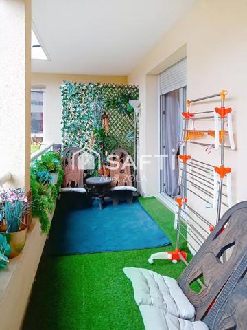 Bel appartement de 2 pièces avec une chambre, une cuisine,une salle de bains, un WC et un balcon et un box.