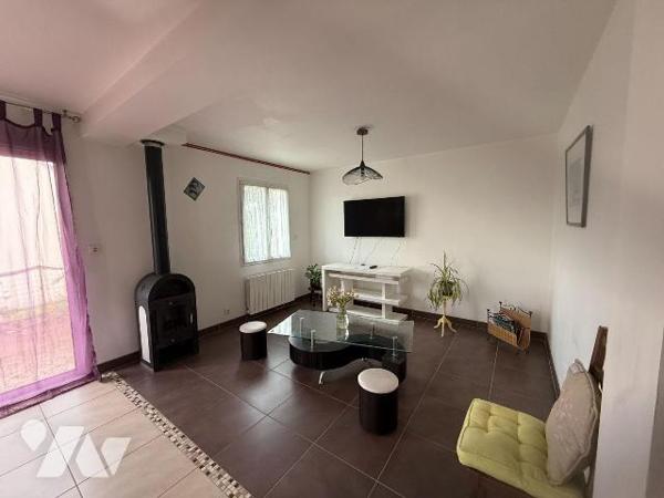 A VENDRE, à GUERLESQUIN,

Maison de plain pied conçue aux normes PMR.

Découvrez cette joli...