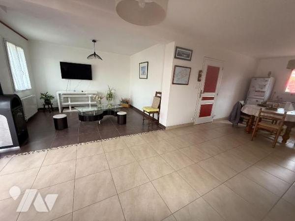 A VENDRE, à GUERLESQUIN,

Maison de plain pied conçue aux normes PMR.

Découvrez cette joli...