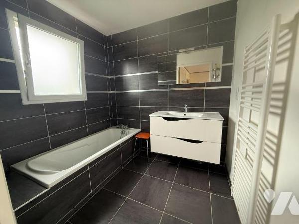 A VENDRE, à GUERLESQUIN,

Maison de plain pied conçue aux normes PMR.

Découvrez cette joli...