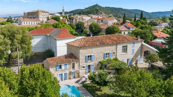 Centre ville d'Oraison, grande maison de ville en pierres entièrement rénovée.