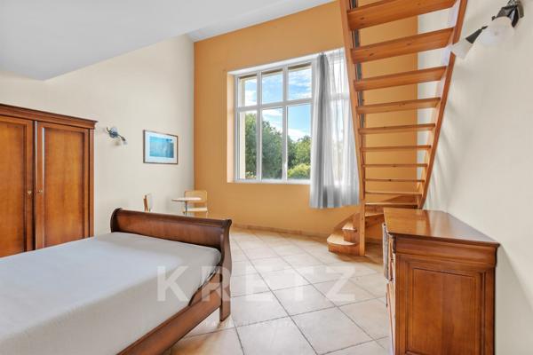 Centre ville d'Oraison, grande maison de ville en pierres entièrement rénovée.