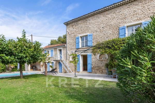 Centre ville d'Oraison, grande maison de ville en pierres entièrement rénovée.