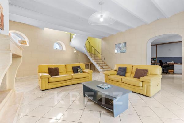 Centre ville d'Oraison, grande maison de ville en pierres entièrement rénovée.