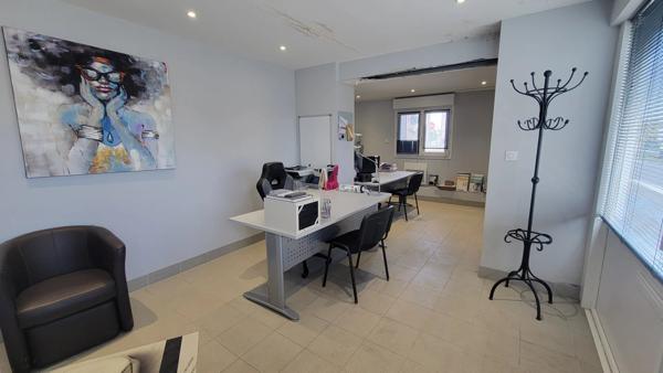 Local commercial avec bureaux idéalement situé