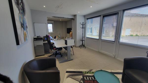 Local commercial avec bureaux idéalement situé