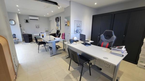 Local commercial avec bureaux idéalement situé