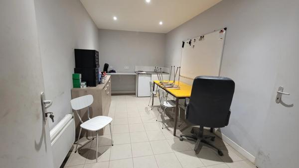 Local commercial avec bureaux idéalement situé