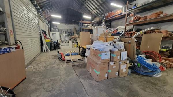 Local commercial avec bureaux idéalement situé
