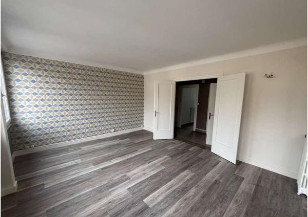 Grand t2 à coté du centre ville avec garage