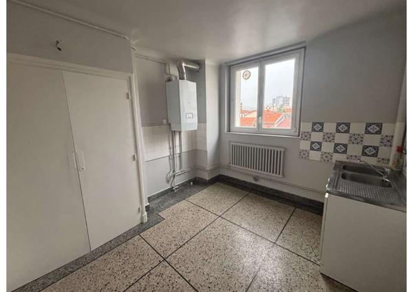 Grand t2 à coté du centre ville avec garage