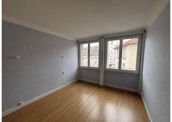 Grand t2 à coté du centre ville avec garage