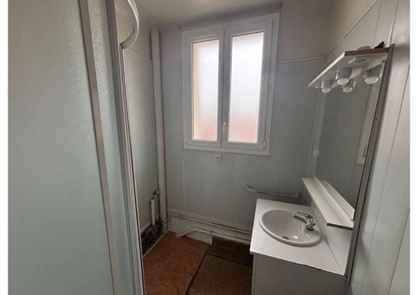 Grand t2 à coté du centre ville avec garage