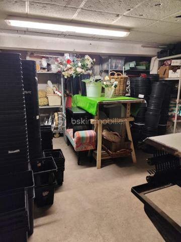 Vous souhaitez vous lancer dans une activité florale ou développer un projet dans l’univers de la décoration ? 

Découvrez ce fonds de commerce de fleuriste de 100 m2 climatisé proposé au prix de 198 000 €.  

📍 Situé à Six-Fours-les-Plages, ce local bénéficie d’un emplacement privilégié avec une belle visibilité, une grande vitrine et un parking gratuit.  
🌿 Le local se compose de plusieurs espaces fonctionnels :  une boutique chaleureuse dédiée à la vente ;  une grande réserve ;  une chambre froide ;  un espace cuisine ;  un espace sanitaire ;  un espace bureau.  
💐 Une belle clientèle et une activité diversifiée : décoration de véhicules, décoration de salles de mariage, préparation de couronnes funéraires, ainsi que la vente de fleurs tout au long de l’année pour accompagner les différents événements et moments festifs de la clientèle. 
 
✨ Un lieu chaleureux, prêt à accueillir votre projet, avec de belles possibilités de développement, notamment autour de la décoration d'intérieur et de l'évènementiel.
Un emplacement de qualité, une clientèle fidèle et un beau potentiel à ne pas manquer !

Pour tout renseignement complémentaire ou pour organiser une visite, n'hésitez pas à me contacter au 07 87 15 23 97
Carole LECOUTEUX - BSK Immobilier