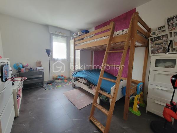 Situé dans un environnement pratique et agréable, cet appartement bénéficie d’un emplacement recherché avec les écoles maternelle et primaire accessibles en seulement 2 minutes à pied, les commerces de proximité à quelques pas, et le centre commercial Carré Sénart à seulement 8 minutes en voiture.

Découvrez ce bel appartement 3 pièces d’environ 62 m², situé au deuxième étage d’une résidence calme et bien entretenue de trois étages avec ascenseur.

Dès l’entrée, vous serez séduit par son agencement fonctionnel et ses espaces lumineux. Le séjour convivial s’ouvre sur une cuisine moderne, aménagée et entièrement équipée, idéale pour partager des moments en famille ou entre amis. Vous profiterez également d’un agréable balcon accessible depuis le salon, parfait pour vos moments de détente.

L’espace nuit comprend deux chambres confortables avec placards intégrés, offrant de beaux espaces de rangement. Une salle de bain ainsi qu’un WC séparé viennent compléter ce bien.

Pour davantage de confort au quotidien, une place de parking en sous-sol est incluse.

Les +++ :
✔ Appartement lumineux et bien agencé
✔ Cuisine ouverte moderne et équipée
✔ Deux chambres avec rangements
✔ Résidence calme et bien entretenue
✔ Place de parking en sous-sol
✔ Ballon d’eau chaude remplacé en janvier 2026

Ce bien conviendra parfaitement à un couple, une famille ou à un investisseur recherchant un appartement de qualité.
A visiter rapidement!