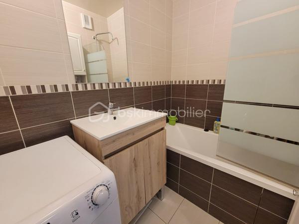 Situé dans un environnement pratique et agréable, cet appartement bénéficie d’un emplacement recherché avec les écoles maternelle et primaire accessibles en seulement 2 minutes à pied, les commerces de proximité à quelques pas, et le centre commercial Carré Sénart à seulement 8 minutes en voiture.

Découvrez ce bel appartement 3 pièces d’environ 62 m², situé au deuxième étage d’une résidence calme et bien entretenue de trois étages avec ascenseur.

Dès l’entrée, vous serez séduit par son agencement fonctionnel et ses espaces lumineux. Le séjour convivial s’ouvre sur une cuisine moderne, aménagée et entièrement équipée, idéale pour partager des moments en famille ou entre amis. Vous profiterez également d’un agréable balcon accessible depuis le salon, parfait pour vos moments de détente.

L’espace nuit comprend deux chambres confortables avec placards intégrés, offrant de beaux espaces de rangement. Une salle de bain ainsi qu’un WC séparé viennent compléter ce bien.

Pour davantage de confort au quotidien, une place de parking en sous-sol est incluse.

Les +++ :
✔ Appartement lumineux et bien agencé
✔ Cuisine ouverte moderne et équipée
✔ Deux chambres avec rangements
✔ Résidence calme et bien entretenue
✔ Place de parking en sous-sol
✔ Ballon d’eau chaude remplacé en janvier 2026

Ce bien conviendra parfaitement à un couple, une famille ou à un investisseur recherchant un appartement de qualité.
A visiter rapidement!