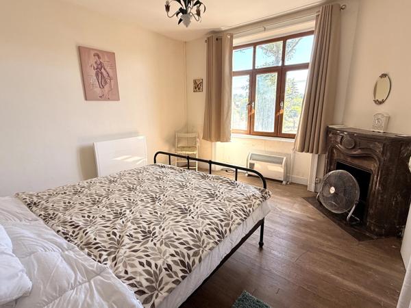 Maison individuelle de deux chambres nécessitant des rénovations près du centre de Saint-Junien
