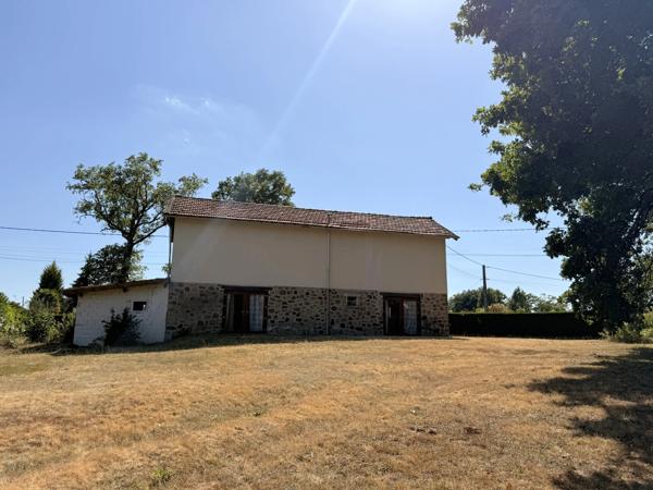 Maison individuelle de deux chambres nécessitant des rénovations près du centre de Saint-Junien