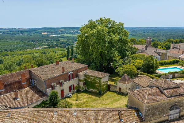 Propriété templière d’exception du XVIIe siècle avec un maison principale, 2 annexes indépendantes, piscine et plus d'1 hectare de terrain