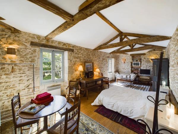 Propriété templière d’exception du XVIIe siècle avec un maison principale, 2 annexes indépendantes, piscine et plus d'1 hectare de terrain