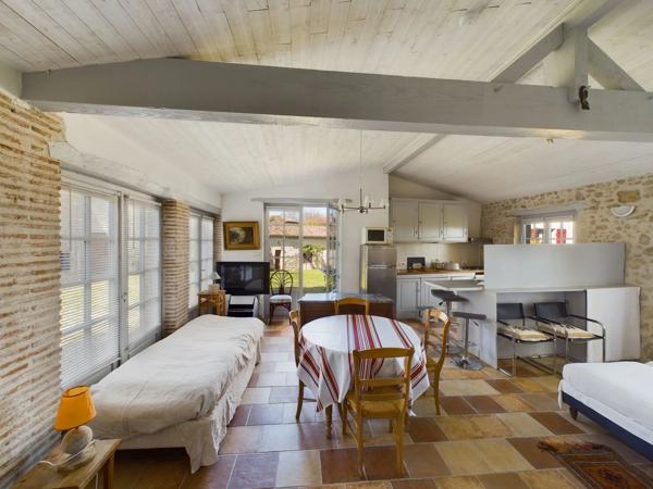 Propriété templière d’exception du XVIIe siècle avec un maison principale, 2 annexes indépendantes, piscine et plus d'1 hectare de terrain