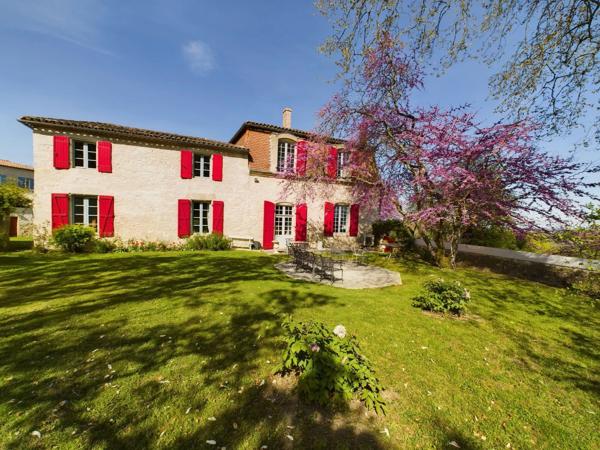 Propriété templière d’exception du XVIIe siècle avec un maison principale, 2 annexes indépendantes, piscine et plus d'1 hectare de terrain