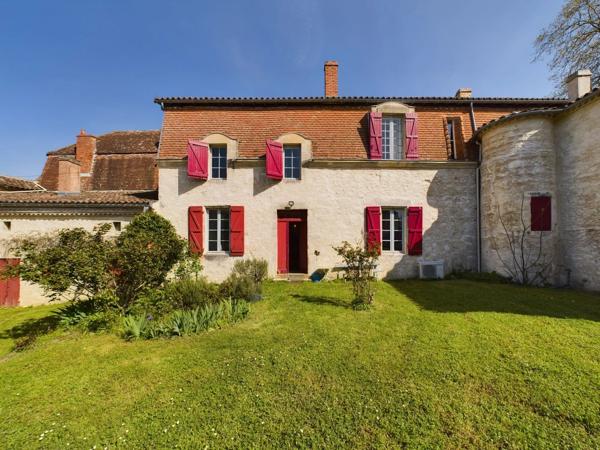 Propriété templière d’exception du XVIIe siècle avec un maison principale, 2 annexes indépendantes, piscine et plus d'1 hectare de terrain