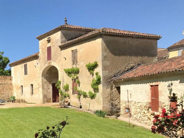 Propriété templière d’exception du XVIIe siècle avec un maison principale, 2 annexes indépendantes, piscine et plus d'1 hectare de terrain