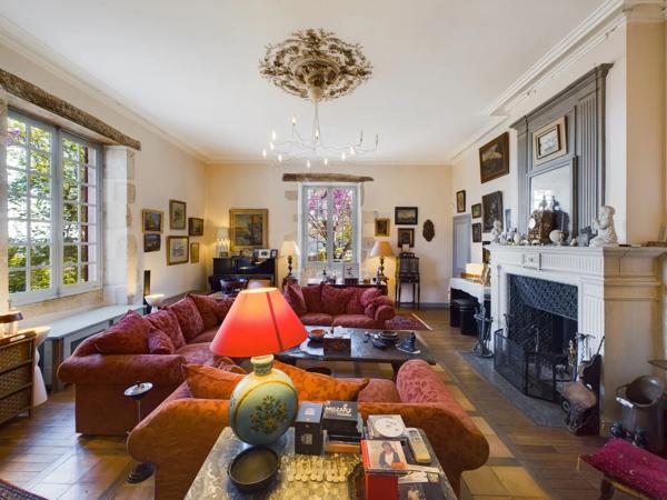 Propriété templière d’exception du XVIIe siècle avec un maison principale, 2 annexes indépendantes, piscine et plus d'1 hectare de terrain