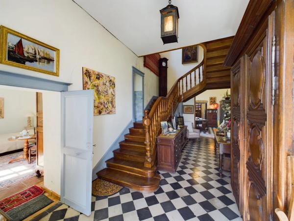 Propriété templière d’exception du XVIIe siècle avec un maison principale, 2 annexes indépendantes, piscine et plus d'1 hectare de terrain
