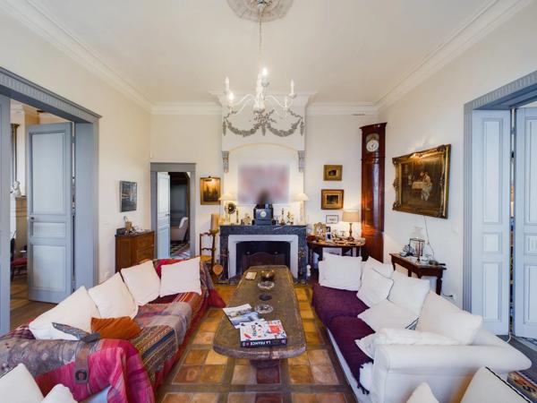 Propriété templière d’exception du XVIIe siècle avec un maison principale, 2 annexes indépendantes, piscine et plus d'1 hectare de terrain