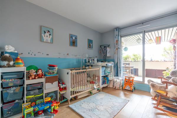 FAMILIAL RARE AVEC EXTÉRIEURS TERRASSE & BALCON