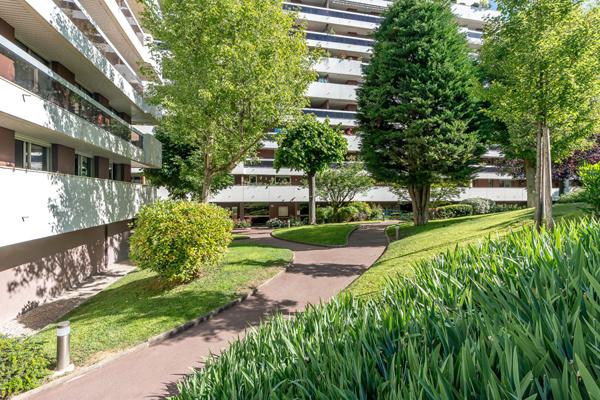FAMILIAL RARE AVEC EXTÉRIEURS TERRASSE & BALCON