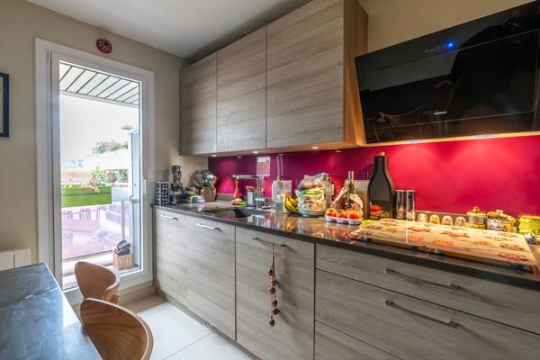 FAMILIAL RARE AVEC EXTÉRIEURS TERRASSE & BALCON