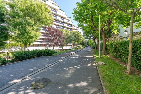 FAMILIAL RARE AVEC EXTÉRIEURS TERRASSE & BALCON