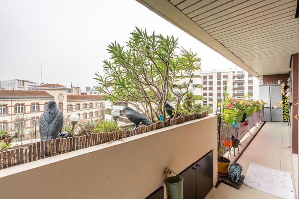FAMILIAL RARE AVEC EXTÉRIEURS TERRASSE & BALCON