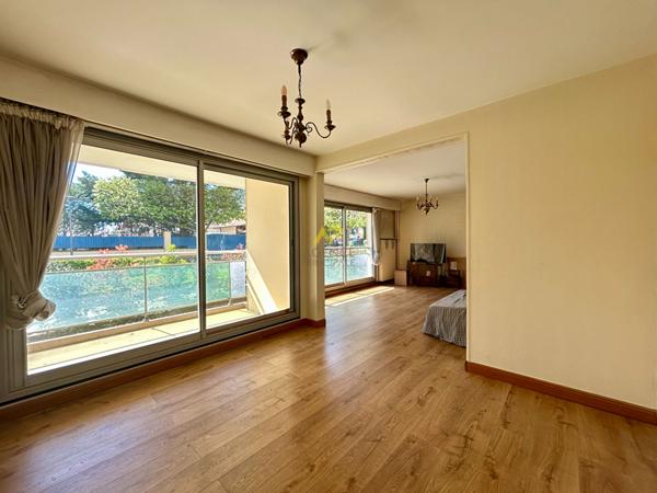 Appartement 5 pièces Les Estérelles Quartier CENTRE VILLE €275 000 ** - Référence 2052